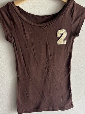 Women’s Brown Short-Sleeve Scoop Neck Top with Number Appliqué